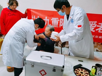 【情暖重陽】貴州白癜風(fēng)皮膚病醫(yī)院走進(jìn)社區(qū)開展慰問活動(dòng)