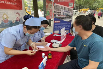 醫(yī)療服務(wù)送健康·義診活動(dòng)進(jìn)社區(qū)