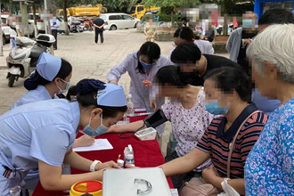 醫(yī)療服務(wù)送健康·義診活動(dòng)進(jìn)社區(qū)